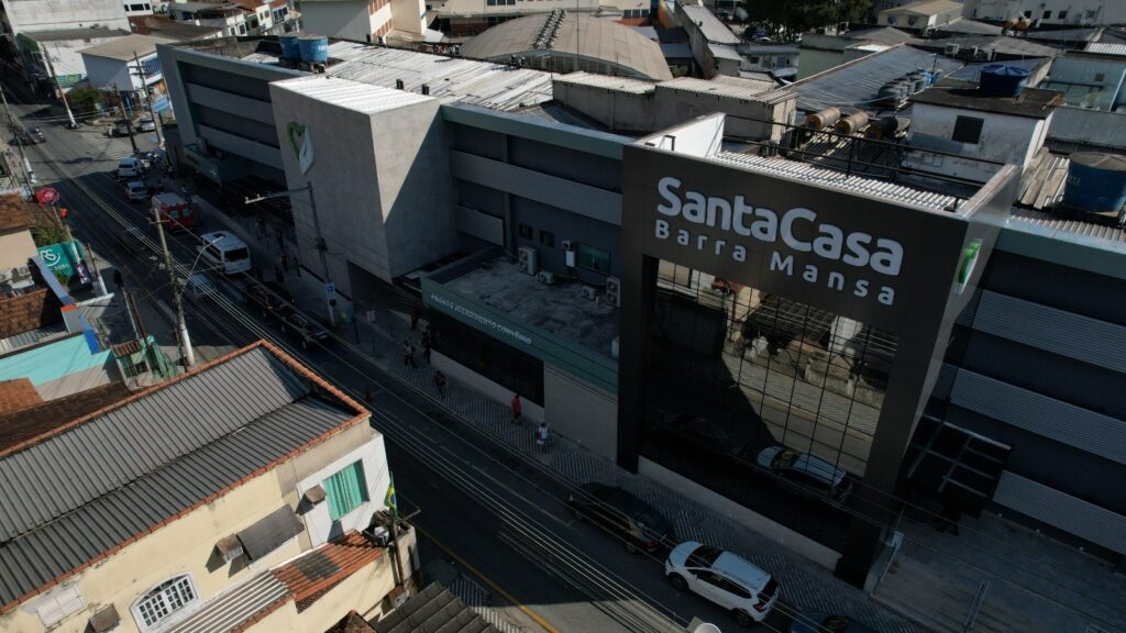 Acidente entre carro e caminhão deixa uma pessoa ferida na Via Dutra, em Barra Mansa