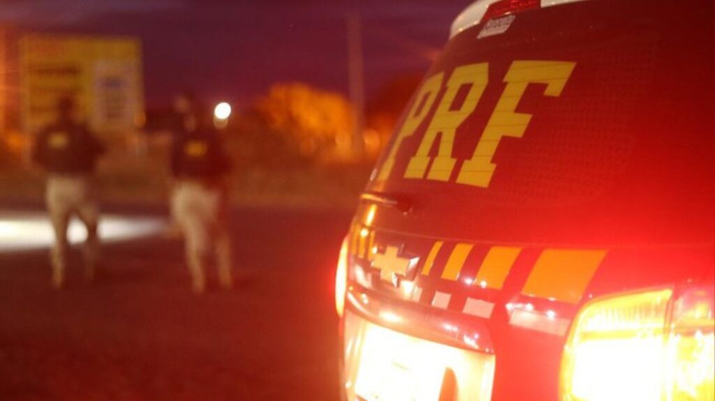 É #FAKE que imagens mostrem agentes da PRF pescando, jogando baralho e tocando violão durante expediente; trata-se de montagem