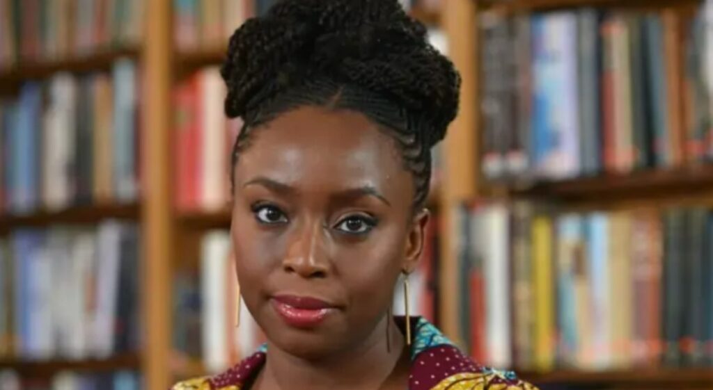 Família da escritora Chimamanda Ngozi acusa hospital de negligência
