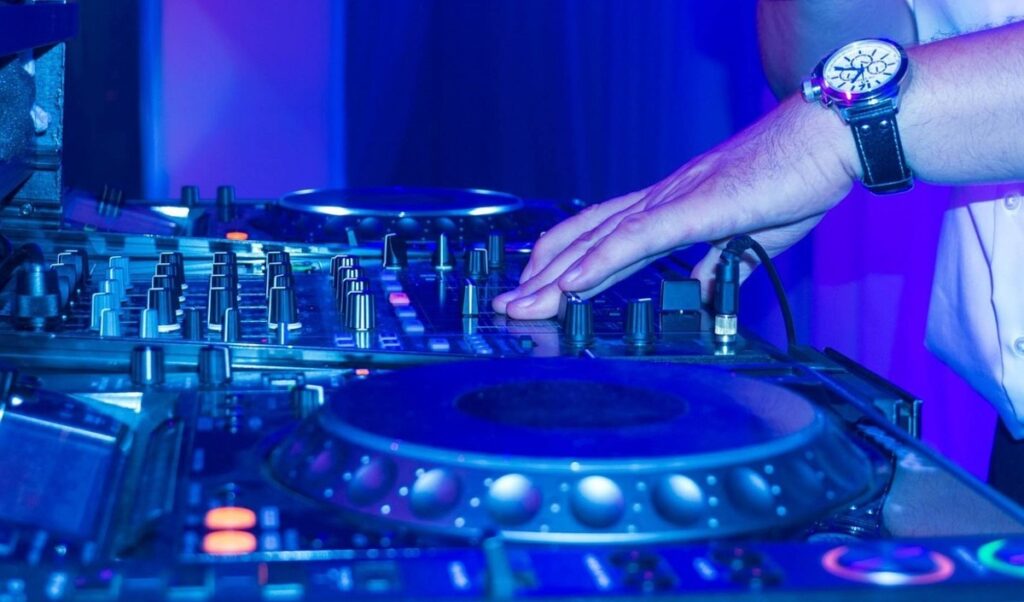 Oficinas gratuitas de DJ e storymaker têm vagas abertas no DF; veja como participar