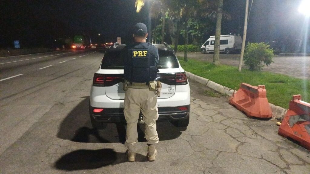 PRF prende mulher com carro clonado na Via Dutra, em Barra Mansa