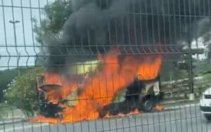 Van pega fogo e causa congestionamento na Avenida Tancredo Neves, em Aracaju