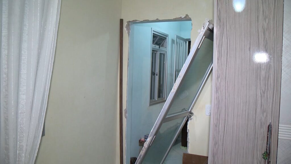 Casa é arrombada pela polícia e moradora denuncia prejuízos em Vitória