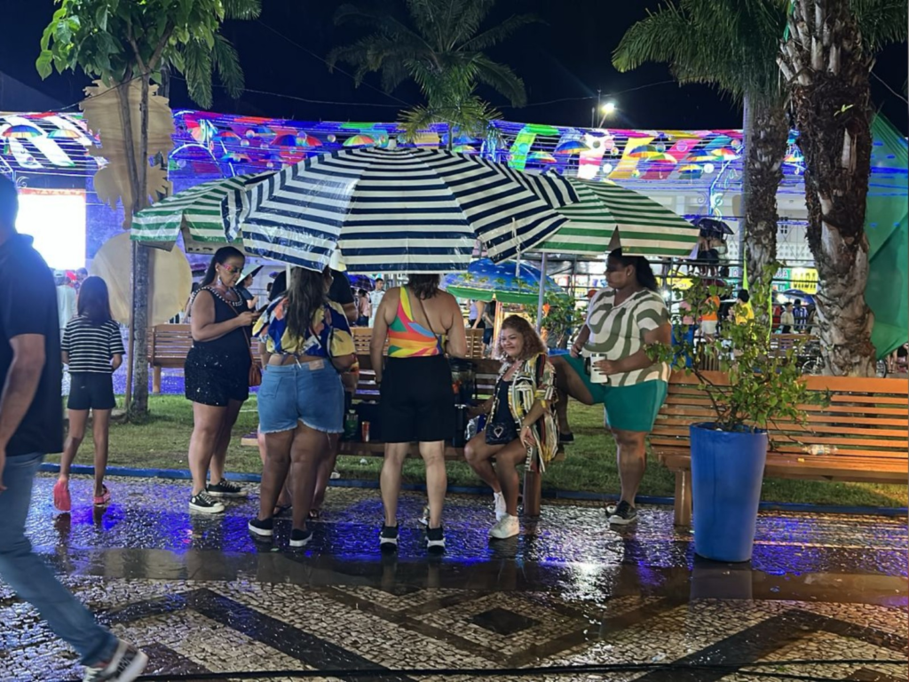 Chuva adia desfile de blocos carnavalescos em Rio Branco