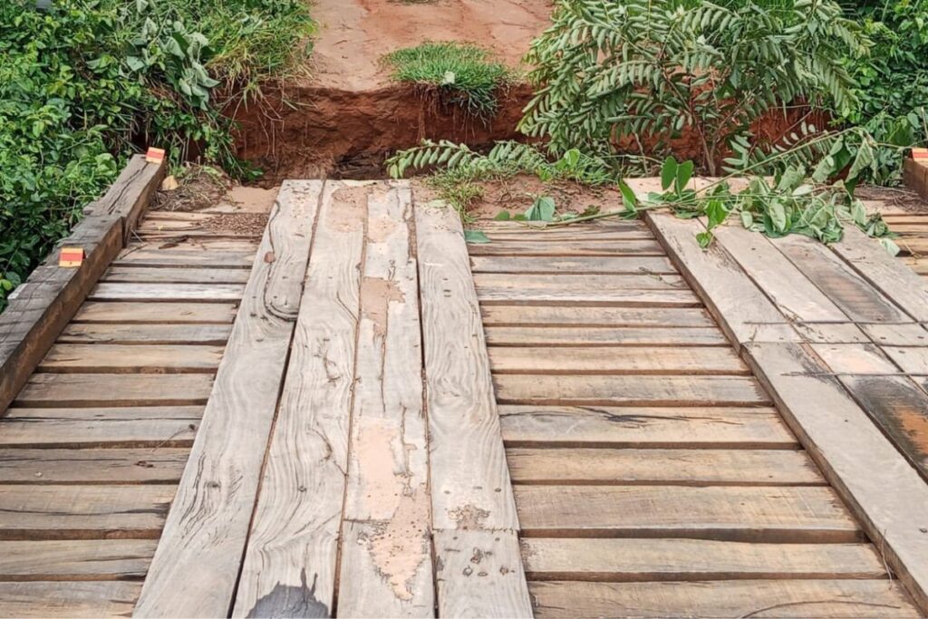 Chuva deixa mais de 700 pessoas isoladas e pontes destruídas