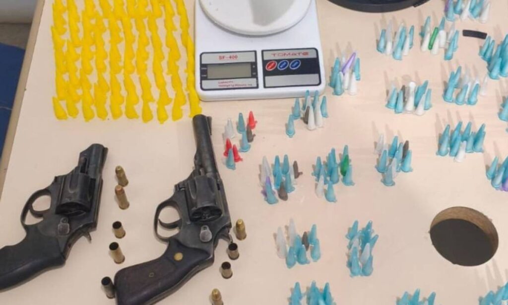 Dois suspeitos morrem e outro é preso após troca de tiros com policiais militares em Lauro de Freitas