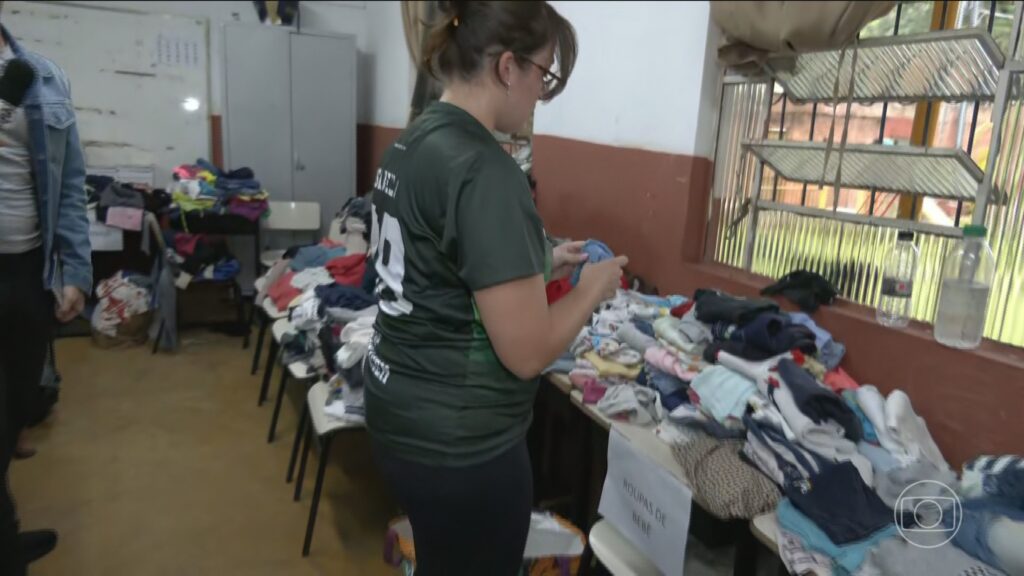 Escolas servem de abrigo para centenas de pessoas que perderam as casas em Juiz de Fora (MG)