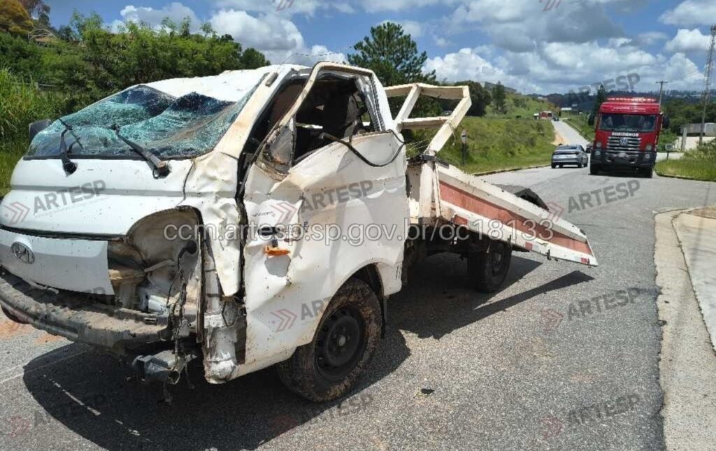 Picape capota e motorista morre após ser arremessado do veículo em rodovia de Cabreúva
