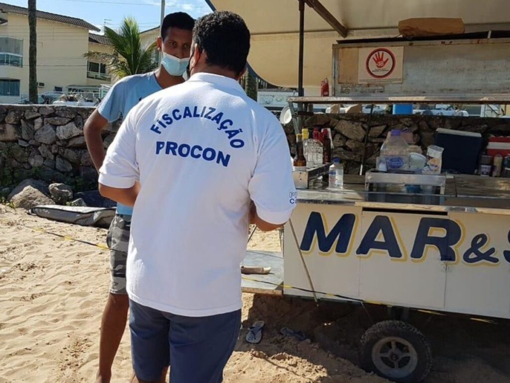 Procon notifica quiosques por ausência de placas na praia do Guarujá