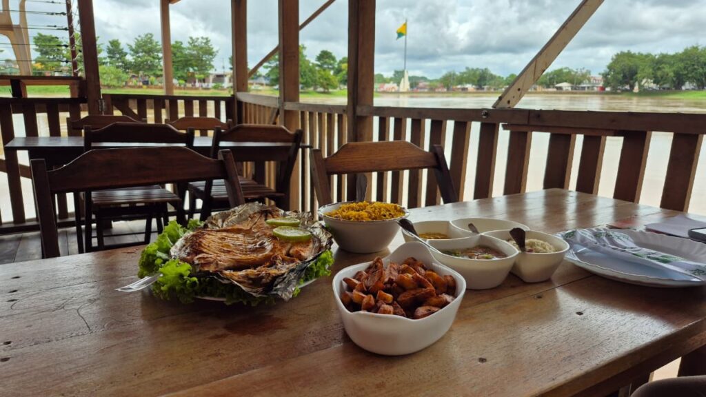 Restaurante flutuante no Rio Acre vira ponto turístico em Rio Branco