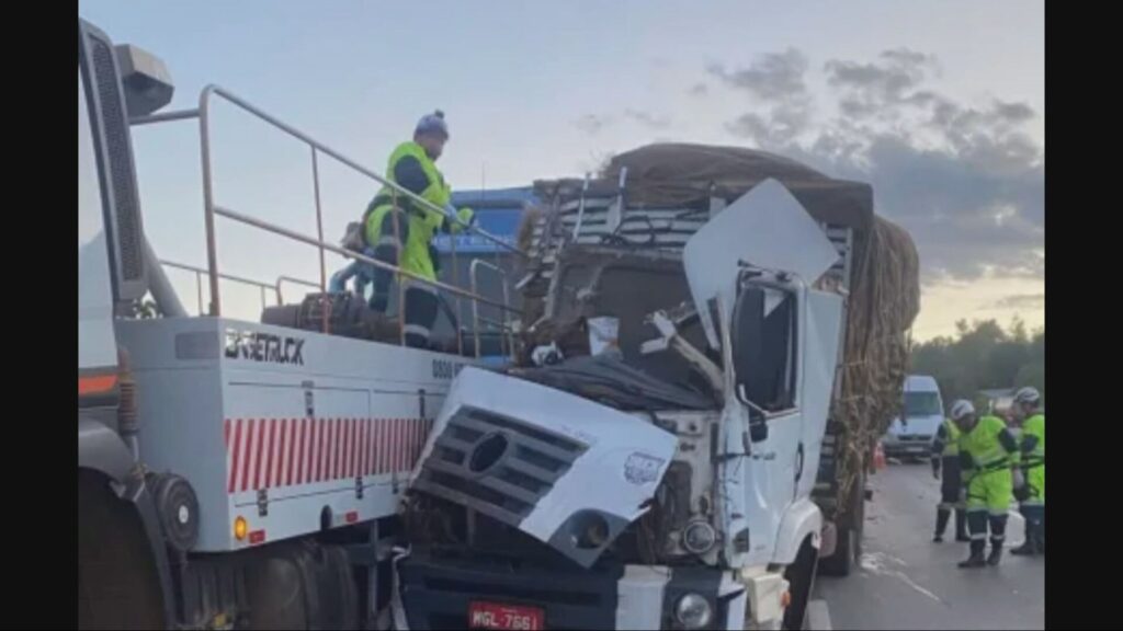 Batida entre dois caminhões deixa uma pessoa morta na BR-040, em Sete Lagoas