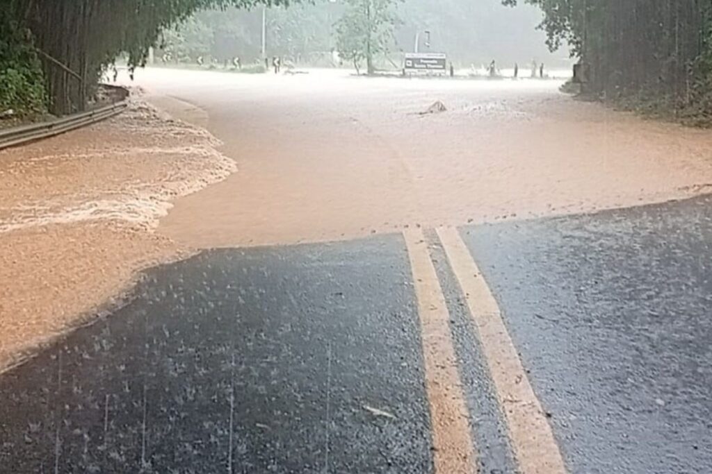 Chuva forte alaga rodovia em Socorro e inunda ruas em Serra Negra