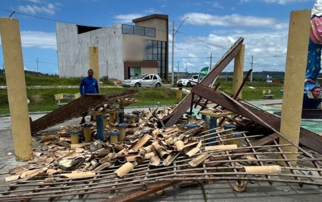 Desabamento em Japaratuba: telhado de quiosque cai e fere homem