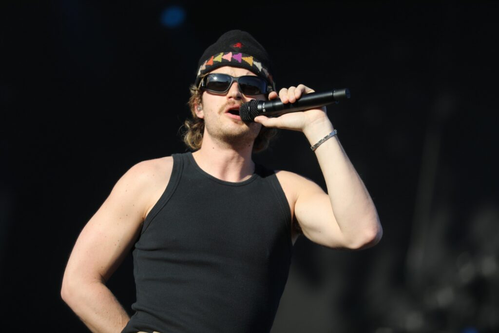 Djo no Lollapalooza: Joe Keery não consegue ir além de ator de série