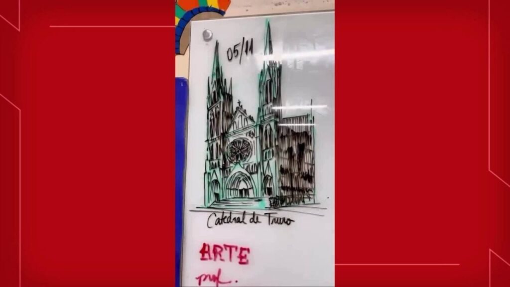 Professora de artes do DF viraliza com desenhos feitos na lousa