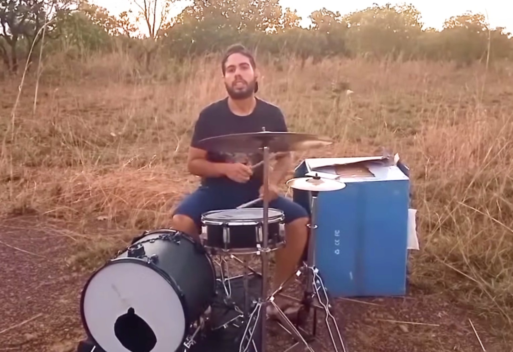 Após vizinho chamar polícia, baterista passa a ensaiar no mato e viraliza nas redes: 'É minha terapia'