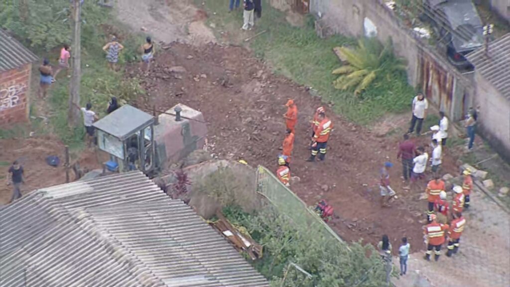 Criança fica ferida após trator atingir casa no DF; veja VÍDEO