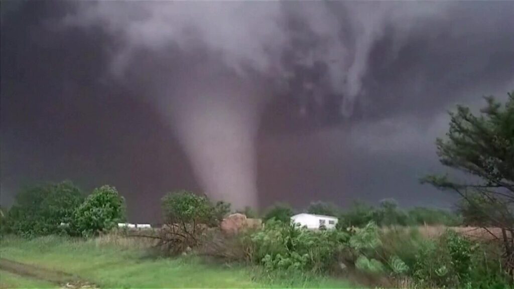 Dez ficam feridos após tornados atingirem Oklahoma nos EUA, diz mídia  local