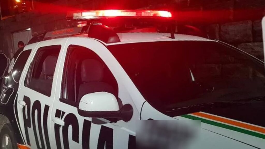 Homem obriga motociclista a levá-lo para fazer cobranças do tráfico