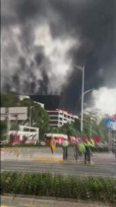 Incêndio de grandes proporções atinge estacionamento da BYD na China