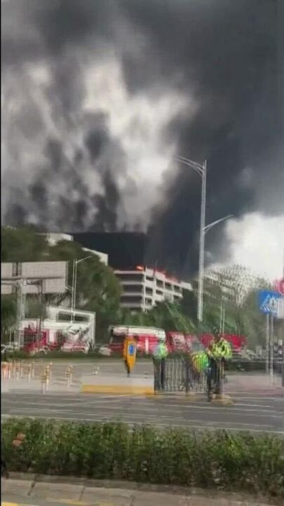 Incêndio de grandes proporções atinge estacionamento da BYD na China