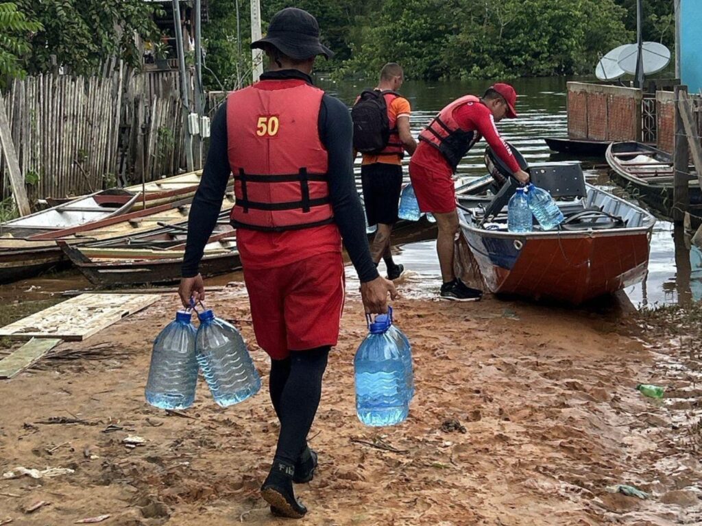 Mais de 4 mil galões são entregues a famílias afetadas pelo Rio Juruá