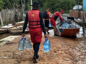 Mais de 4 mil galões são entregues a famílias afetadas pelo Rio Juruá