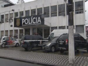Mulher é presa após invadir casa do ex e esfaquear atual companheira dele no litoral de SP