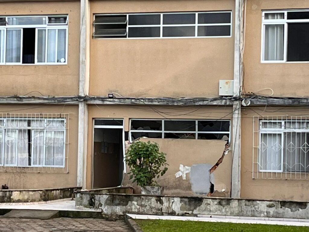 Prédio de quatro andares afunda, fere moradores e local é evacuado às pressas em Itajaí; VÍDEO