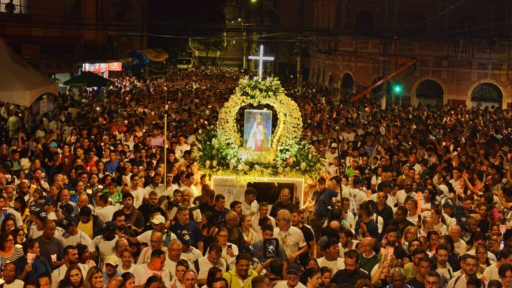 Romaria dos Homens reúne 1,2 milhão de fiéis sob chuva