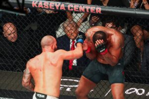 Trump assiste ao UFC em Miami enquanto negociação no Paquistão fracassa