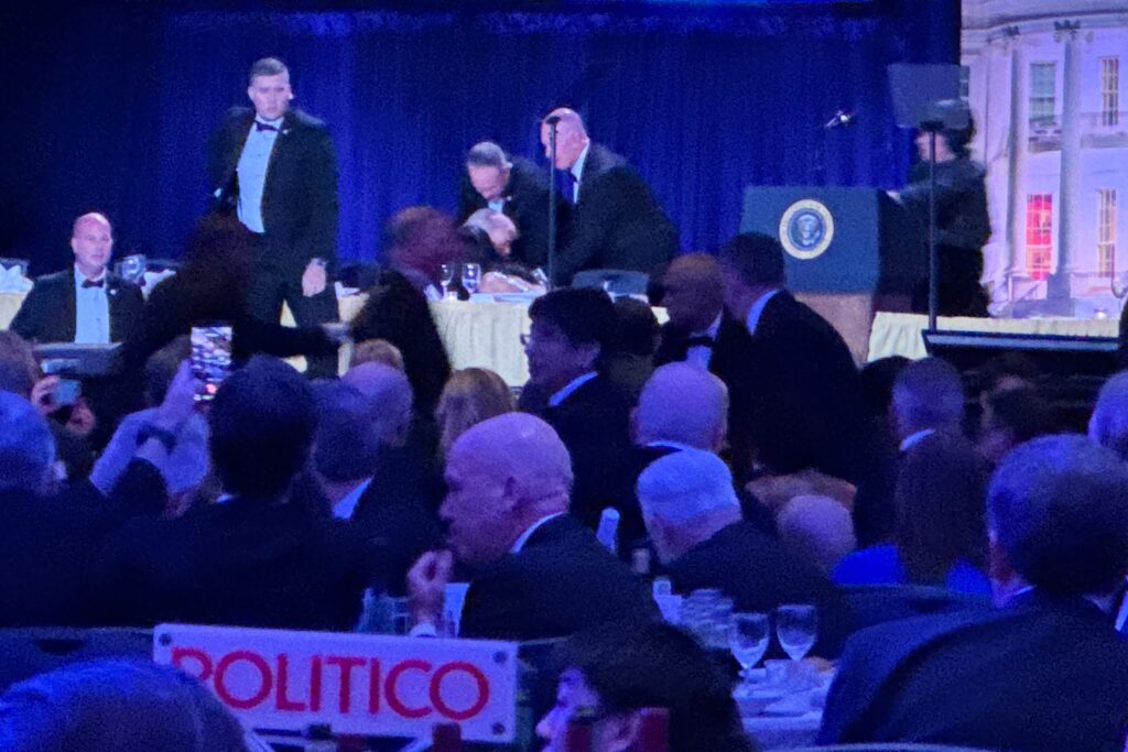 Trump diz que atirador foi preso após incidente em jantar em Washington