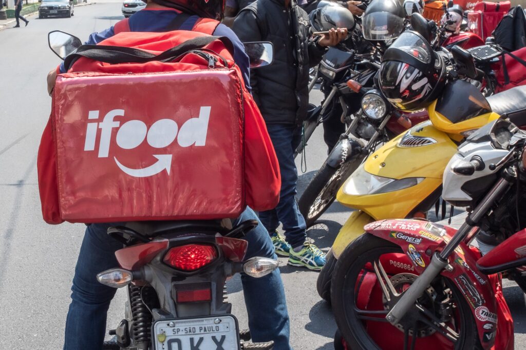 30 entregas de comida, 100 pacotes de e-commerce e R$ 200 por dia: a rotina apressada dos entregadores por app em SP
