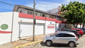 Aluno desmaiou 5 min após beber mistura de álcool com remédios em escola de Fortaleza, diz mãe