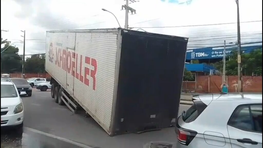 Baú de caminhão tomba e bloqueia pista na Av. Bernardo Manuel, em Fortaleza