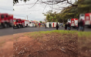 Bebê morre e mãe fica ferida após ambulância tombar em acidente