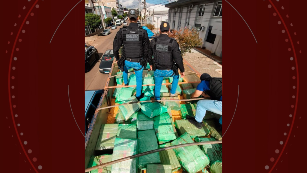 Casal tenta 'disfarçar' 2 toneladas de maconha com milho, mas farsa é descoberta no Paraná no final de viagem de 900 km