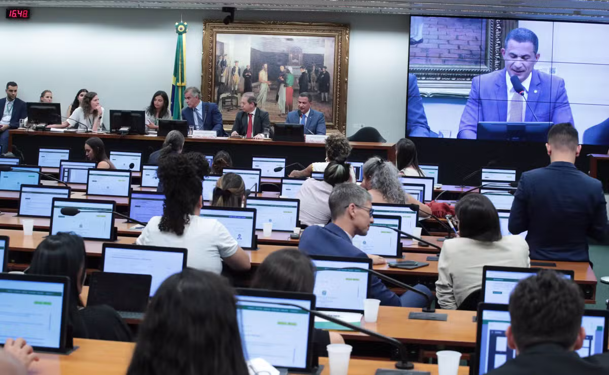 Comissão na Câmara vota relatório da PC sobre o fim da escala 6x1
