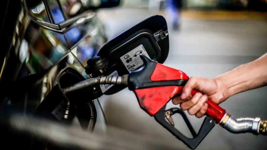 Governo publica decreto que fixa em R$ 0,44 subsídio por litro da gasolina