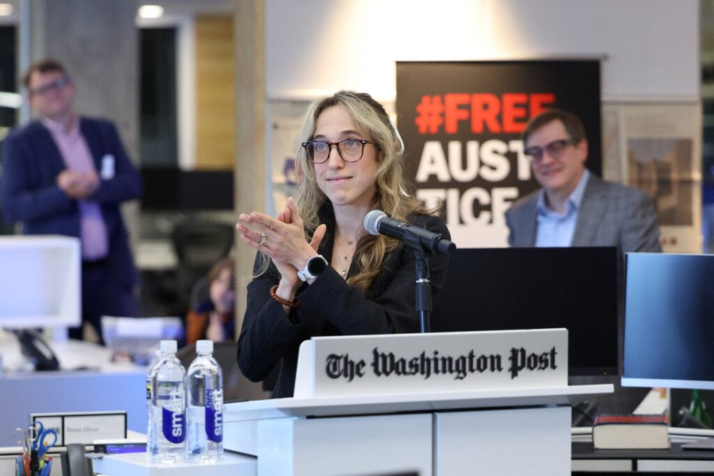 Jornalista alvo de Trump é aplaudida por colegas após ganhar Pulitzer