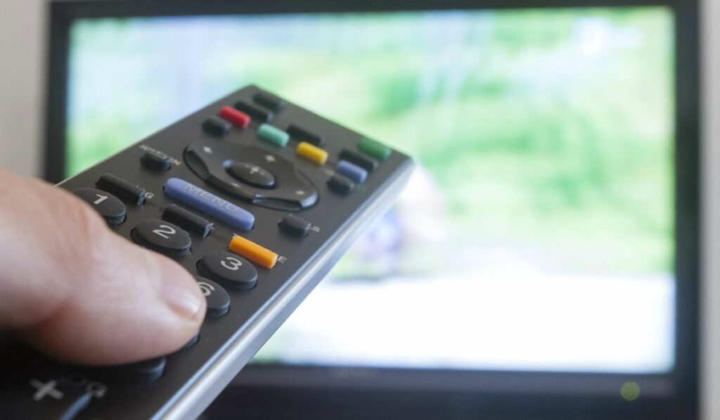 Jovem pede ajuda por navegador de TV após ser agredida e sequestrada