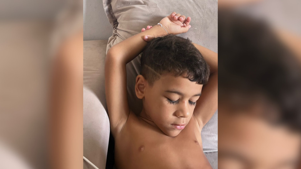 Mãe de menino que descobriu câncer raro enfrentaria tratamento por ele