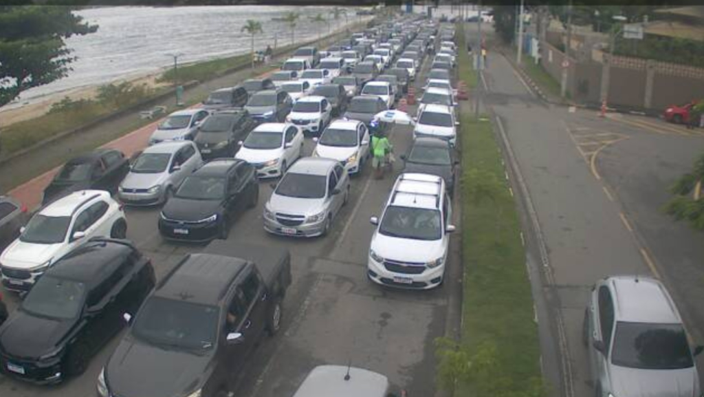 Travessia de balsa entre Ilhabela e São Sebastião registra fila de espera de até 3h30 na volta de feriado