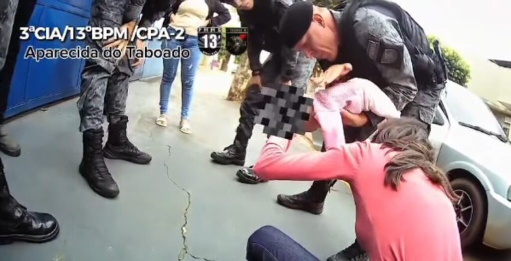 ‘Ele voltou a respirar’: policiais salvam recém-nascido engasgado