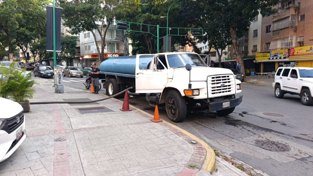 Caminhã-pipa distribui água em Caracas para moradores atingidos por terremoto na Venezuela