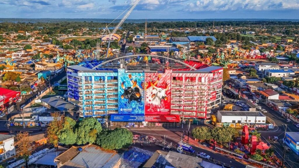 Como uma ilha no meio da Amazônia se prepara para receber multidão em festival de bois e alegorias gigantes