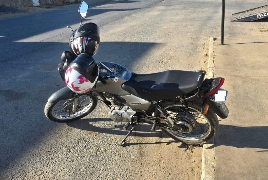 Gêmeos presos em Januária com moto furtada e placa dobrada