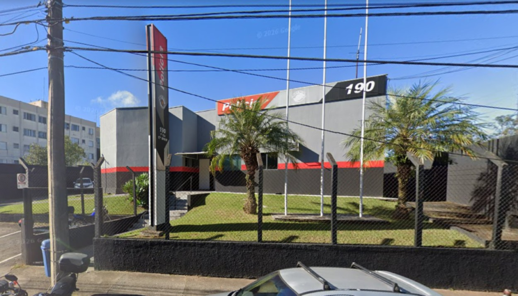 Homem bêbado ameaça esposa com martelo e quebra carro que deu de presente
