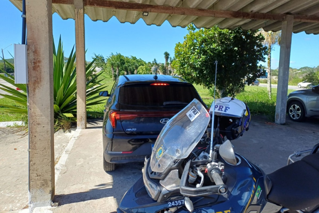 Homem compra carro roubado por R$ 18 mil e acaba preso pela PRF