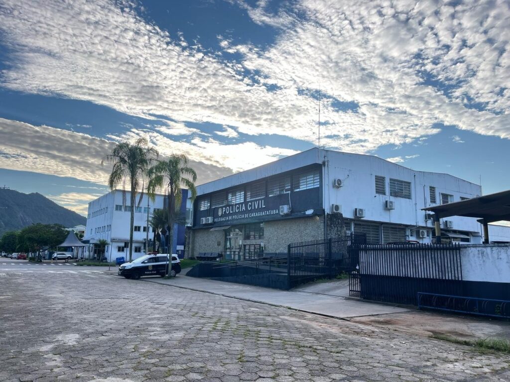 Jovem de 18 anos é morto a tiros após discussão em estacionamento de comércio em Caraguatatuba